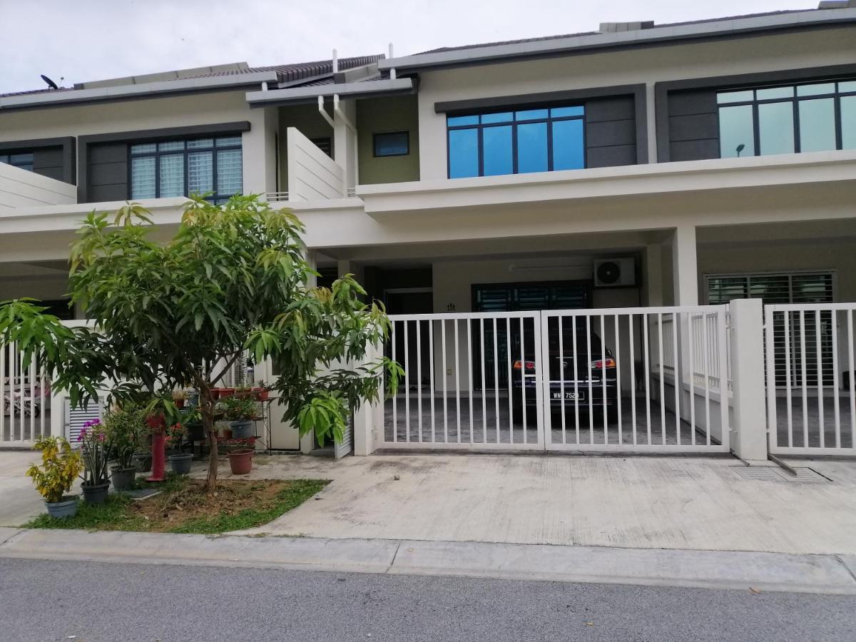 A&D Home-Stay @Kota Warisan, เซปัง ภายนอก รูปภาพ